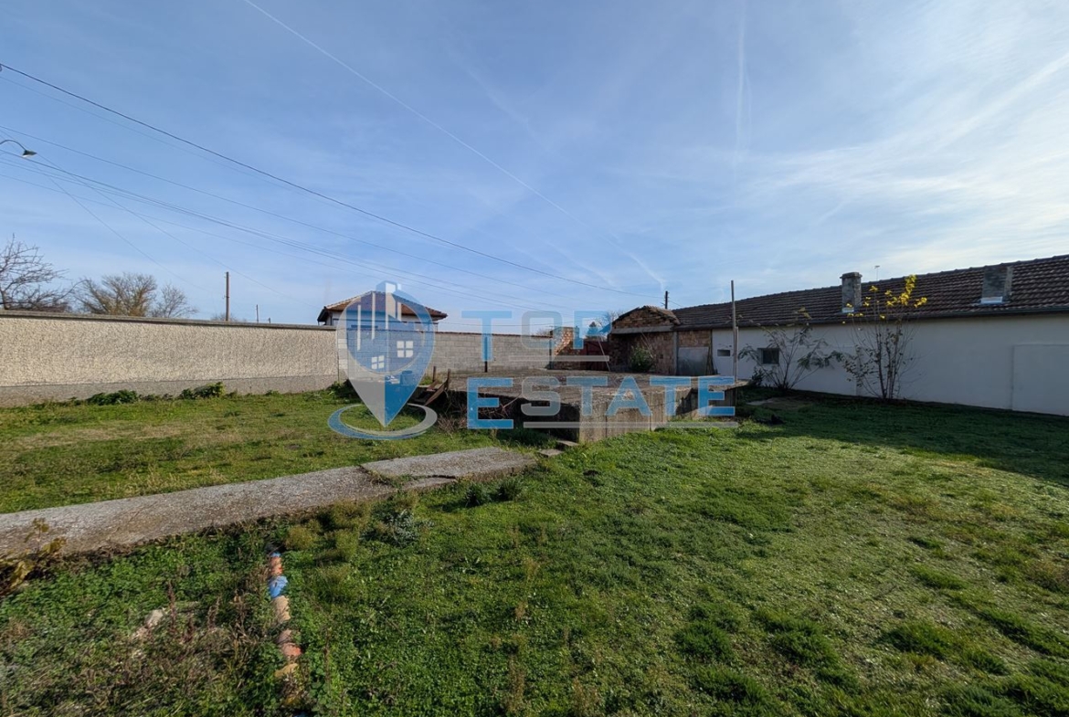 Ремонтирана и обзаведена къща с гараж в село Климентово - 0