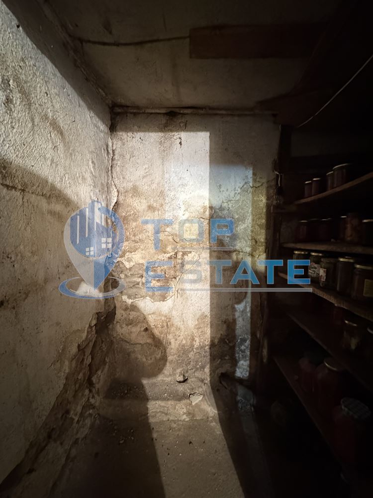 Тухлена къща с голям двор в с. Хотница, област Велико Търново-0 Тухлена къща с голям двор в с. Хотница, област Велико Търново - 0