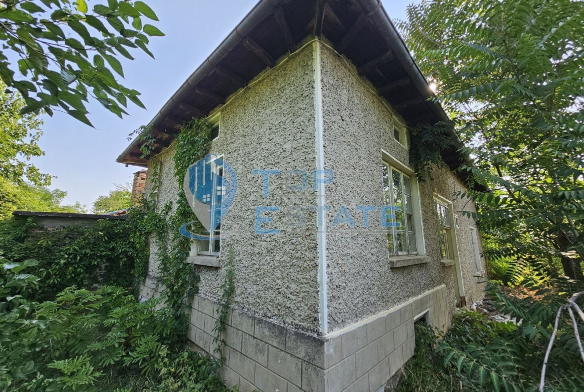 Тухлена къща с голям двор и стопански постройки на централна улица в село Върбица, област Велико Търново - 0