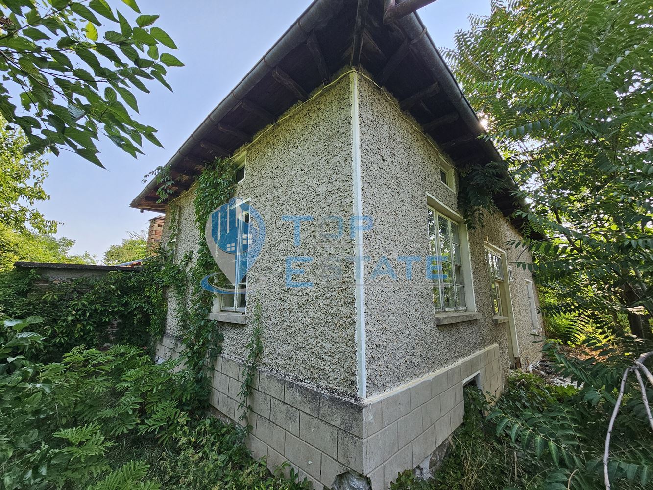 Тухлена къща с голям двор и стопански постройки на централна улица в село Върбица, област Велико Търново-0 Тухлена къща с голям двор и стопански постройки на централна улица в село Върбица, област Велико Търново - 0