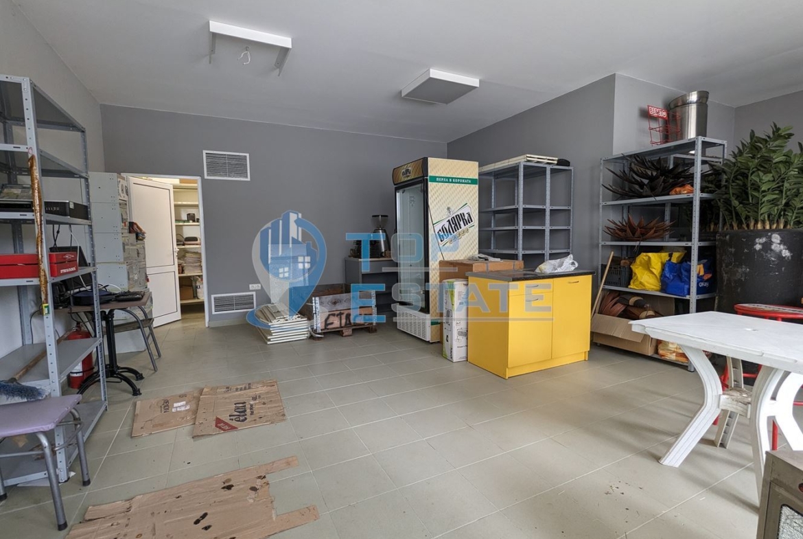 Търговска сграда на два етажа в центъра на град Златарица - 0