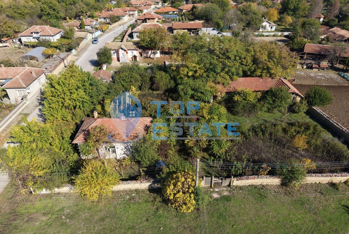 Тухлена къща с голям двор и стопански постройки на централна улица в село Върбица, област Велико Търново - 0