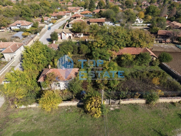 Тухлена къща с голям двор и стопански постройки на централна улица в село Върбица, област Велико Търново - 0