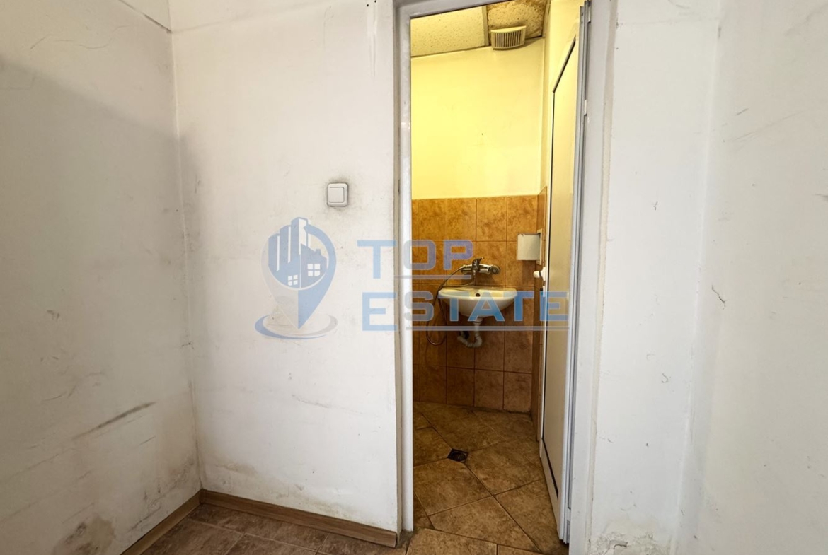 Магазин с лице към главна улица в широкия центрър на град Велико Търново - 0