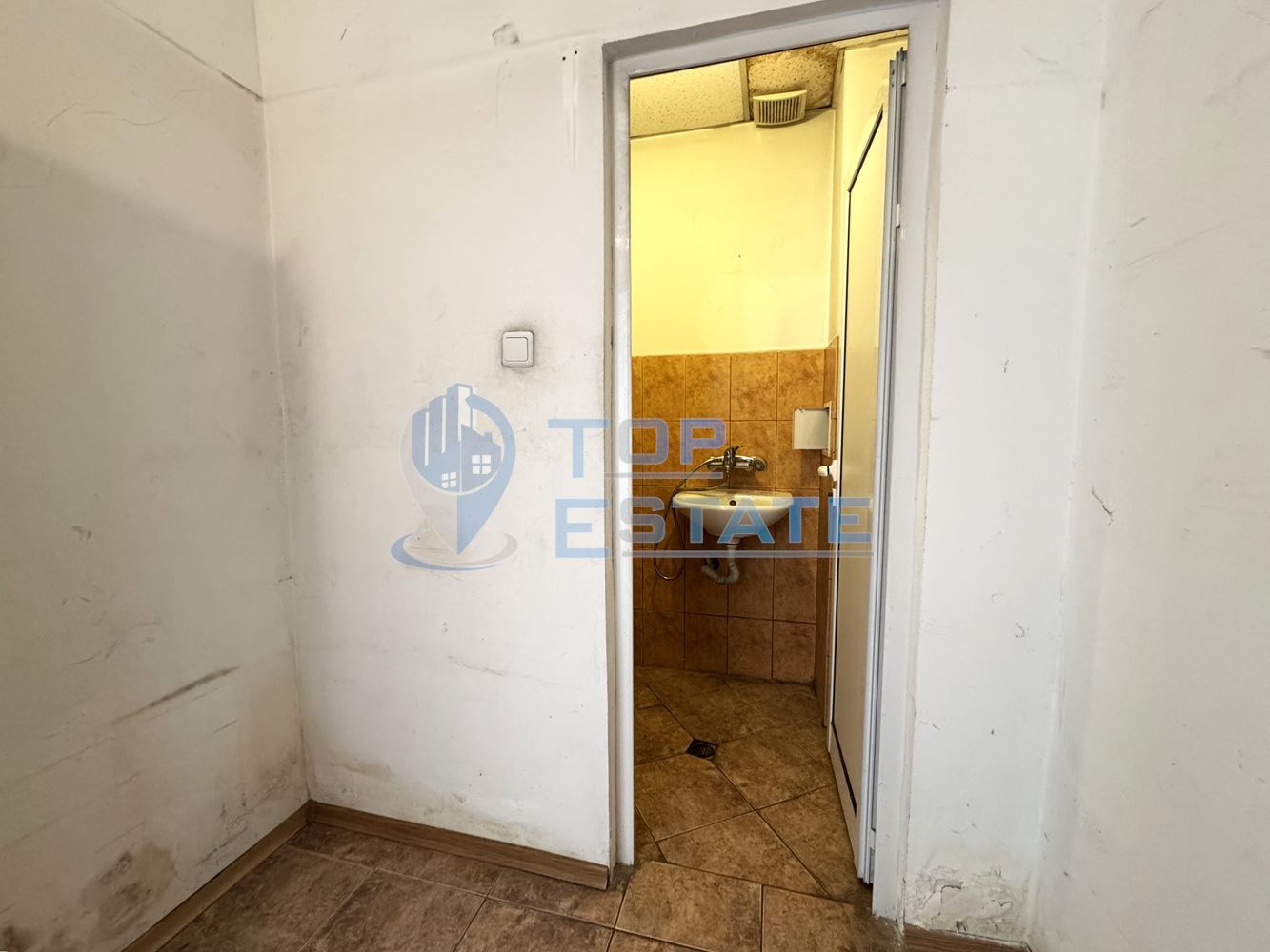 Магазин с лице към главна улица в широкия центрър на град Велико Търново - 0