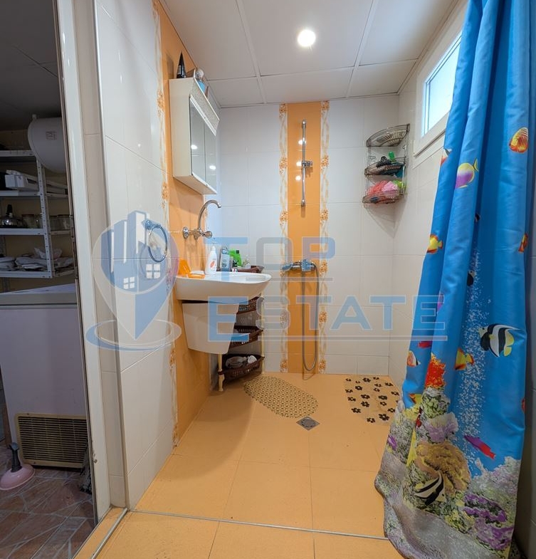 Две къщи, лятна кухня и гараж с голям двор в град Горна Оряховица - 0