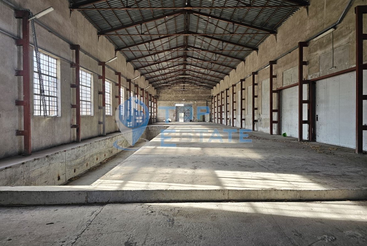Инвестиционен промишлен имот с 2400 кв. м застроена площ и парцел с площ 20 дка - 0