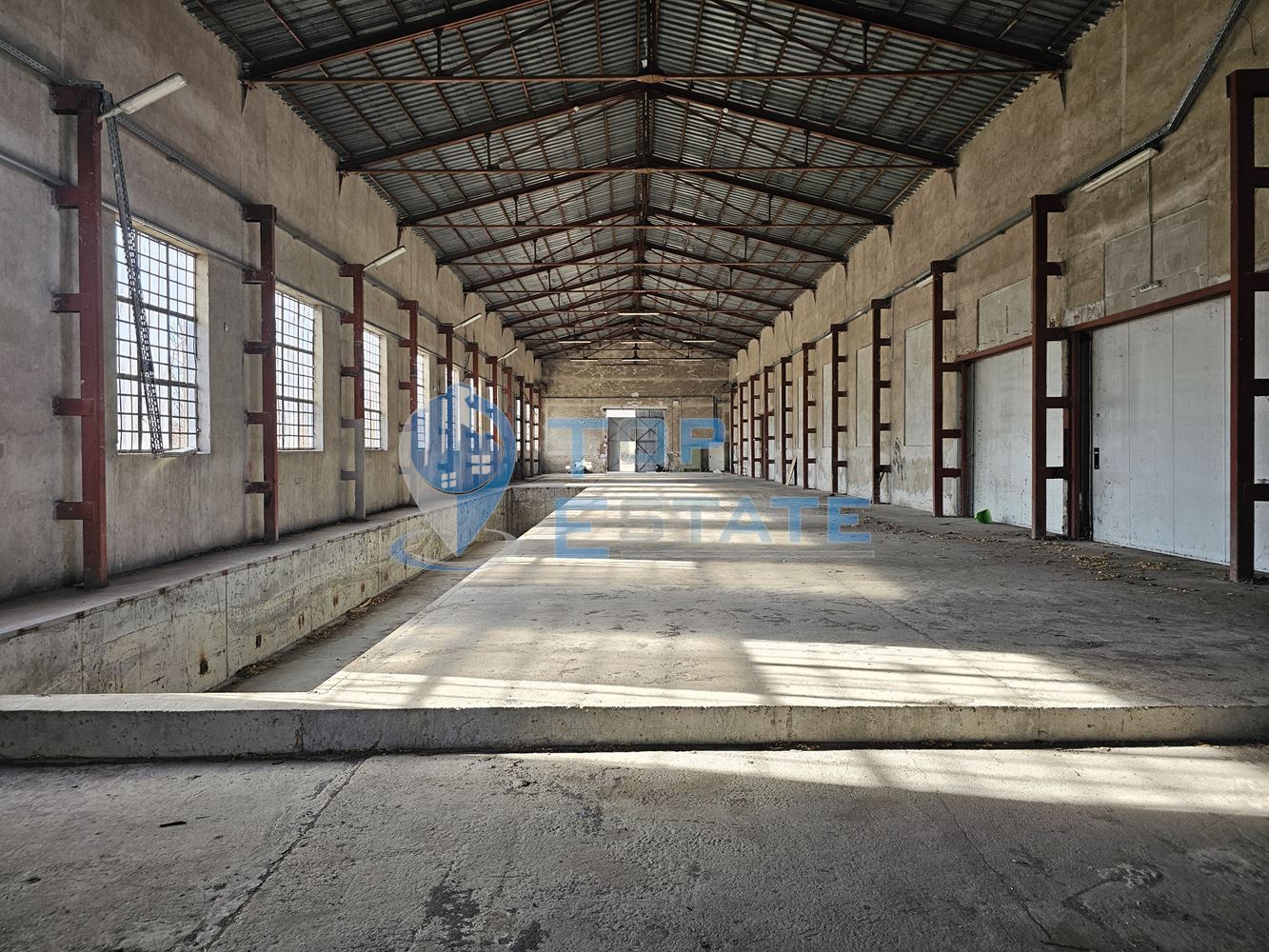 Инвестиционен промишлен имот с 2400 кв. м застроена площ и парцел с площ 20 дка - 0