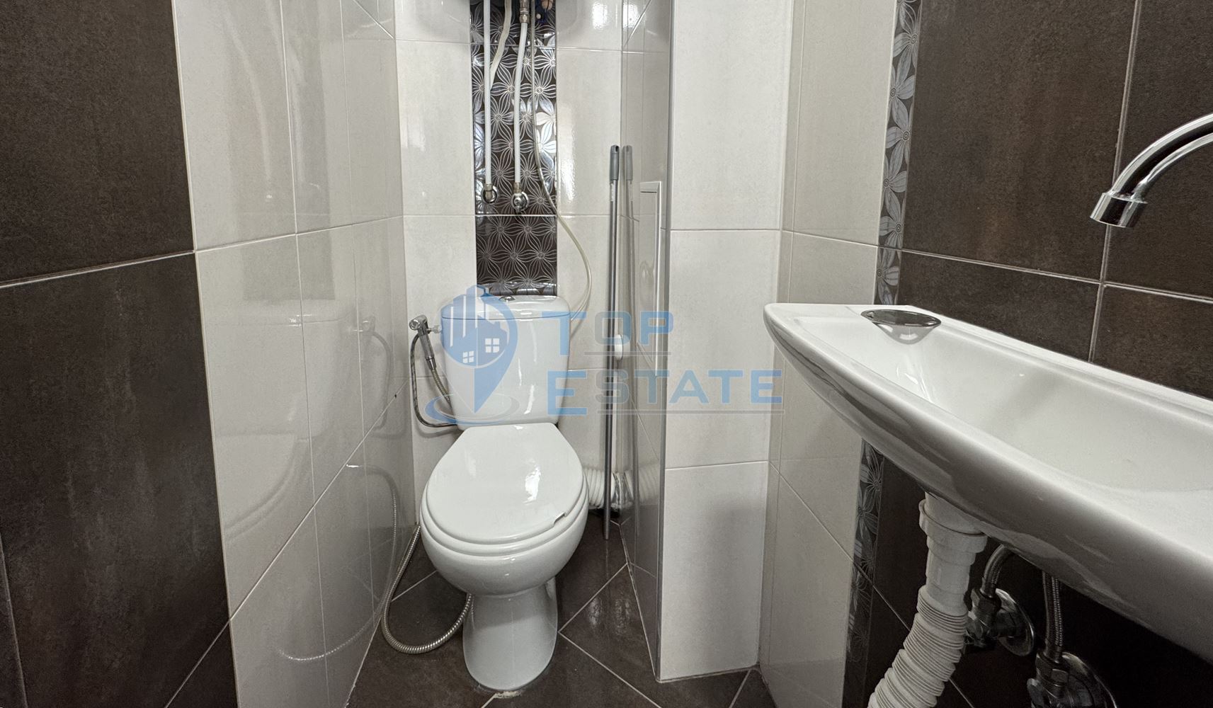 Обзаведен тристаен апартамент под наем с две спални в кв. Акация, гр. Велико Търново - 0