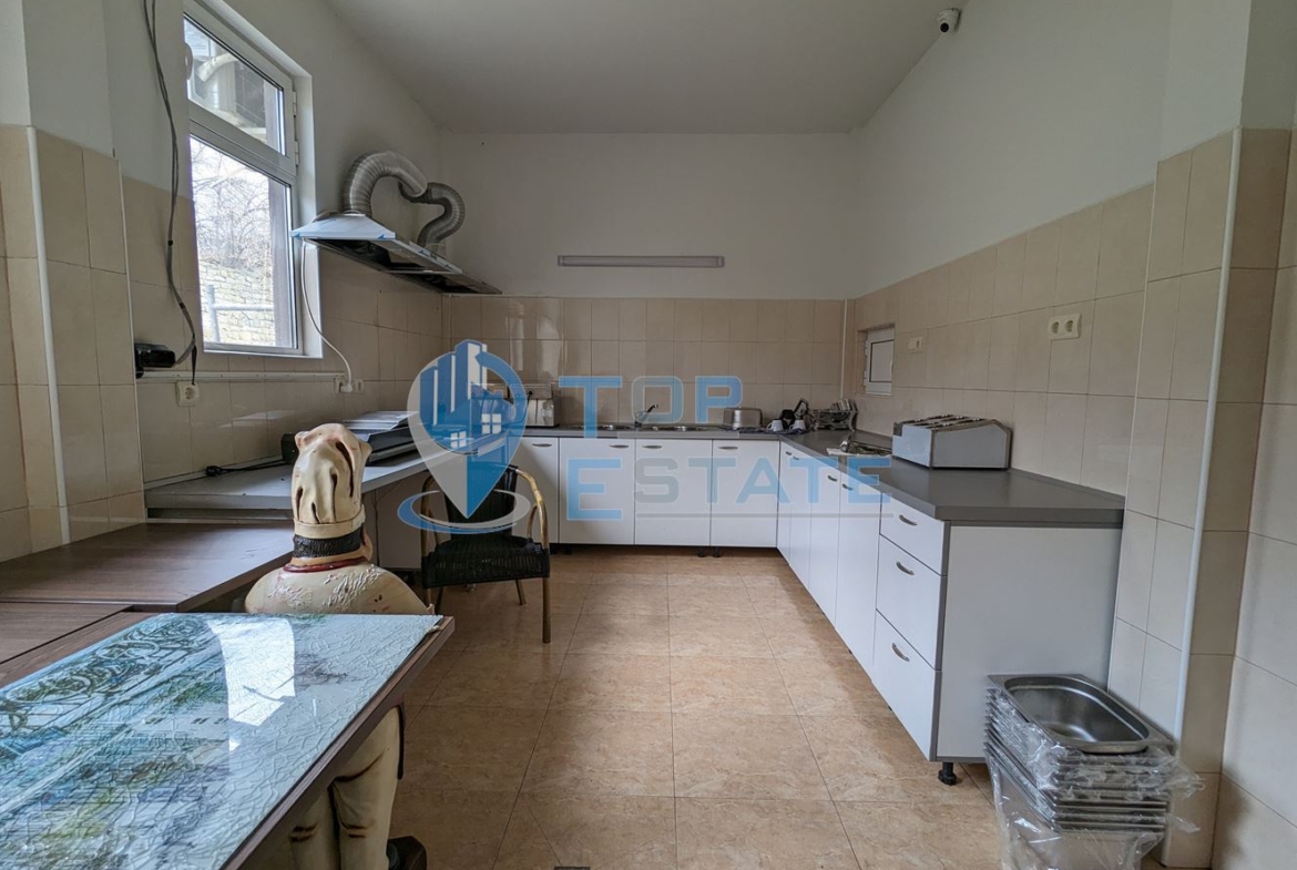 Търговска сграда на два етажа в центъра на град Златарица - 0