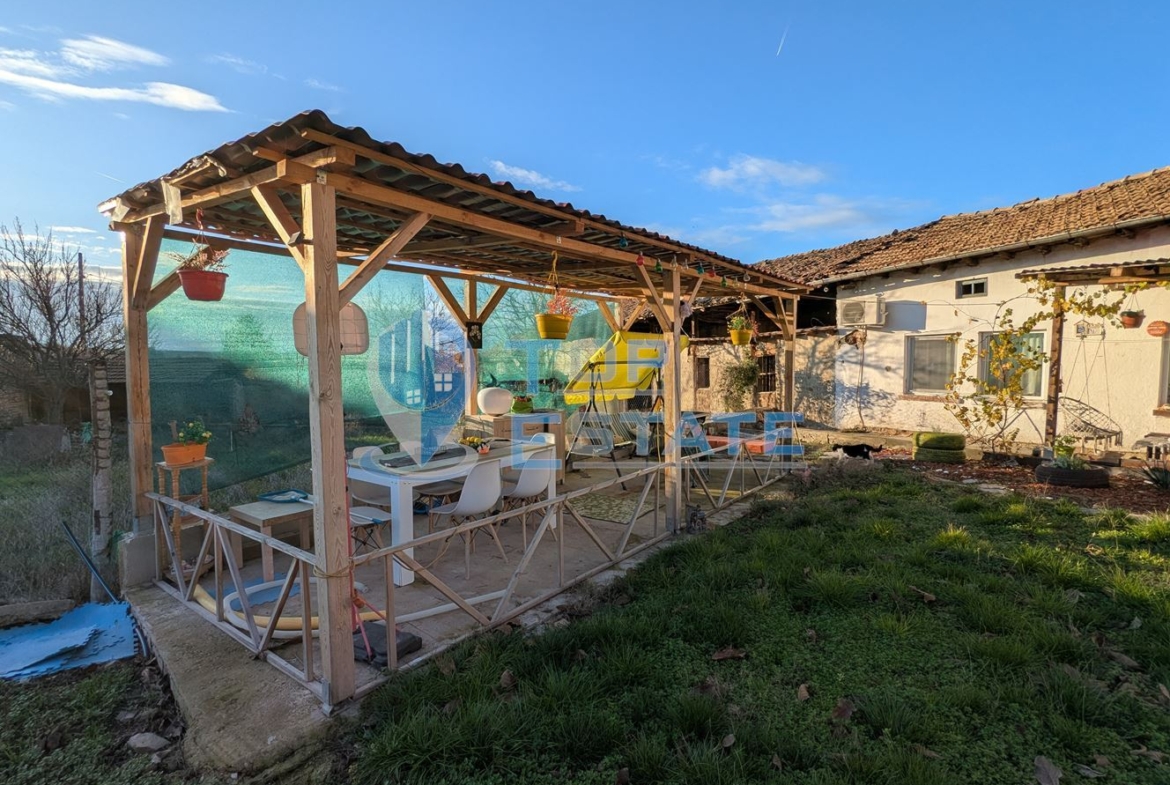 Ремонтирана къща с кладенец в село Поликраище, област Велико Търново - 0
