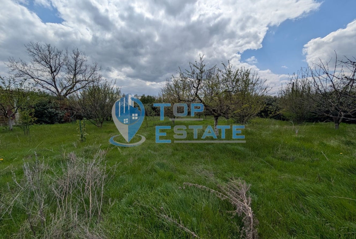 Две къщи, лятна кухня и гараж с голям двор в град Горна Оряховица - 0