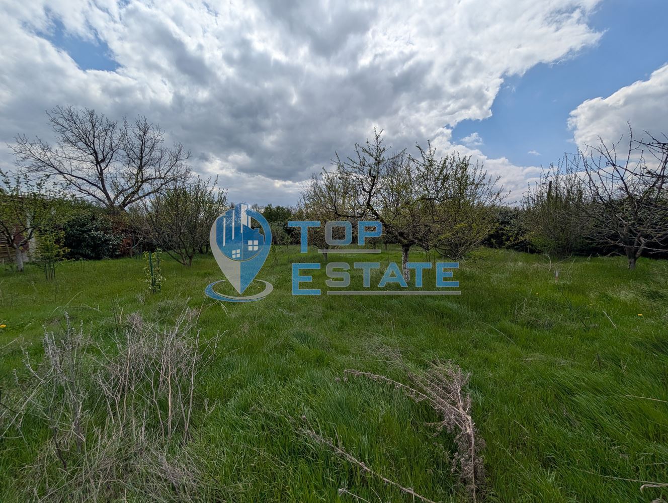 Две къщи, лятна кухня и гараж с голям двор в град Горна Оряховица - 0