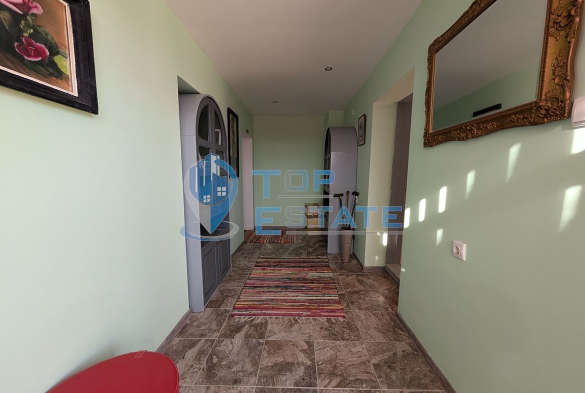 Ремонтирана и обзаведена къща с гараж в село Климентово - 0