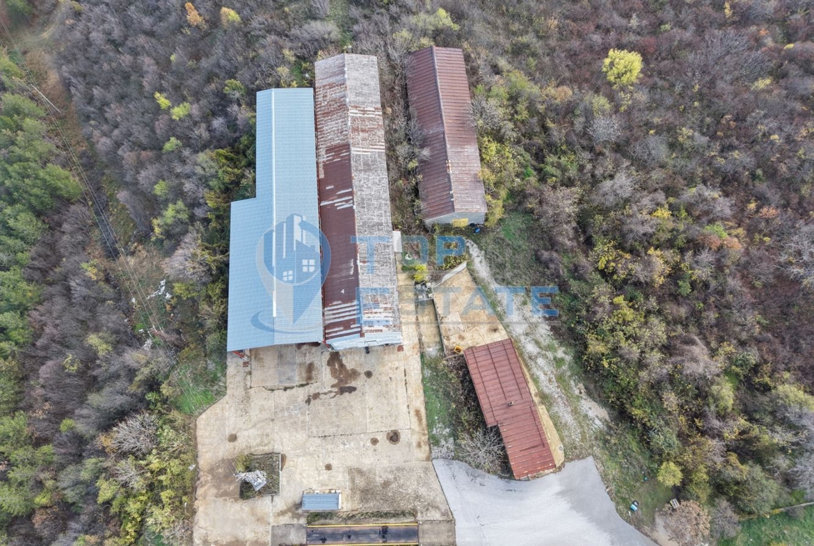 Инвестиционен промишлен имот с 2400 кв. м застроена площ и парцел с площ 20 дка - 0