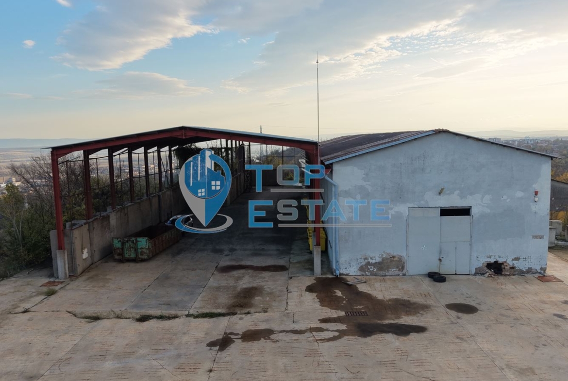 Инвестиционен промишлен имот с 2400 кв. м застроена площ и парцел с площ 20 дка - 0