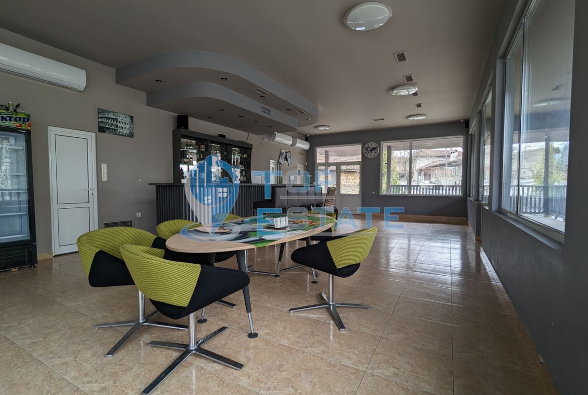 Търговска сграда на два етажа в центъра на град Златарица - 0