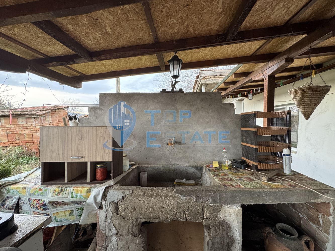 Тухлена къща с голям двор в с. Хотница, област Велико Търново-0 Тухлена къща с голям двор в с. Хотница, област Велико Търново - 0