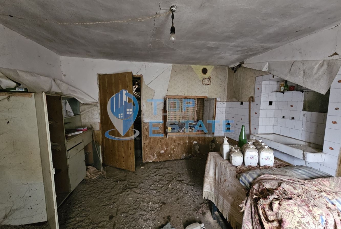 Двуетажна тухлена къща с гараж и двор в село Пиперково, област Русе - 0