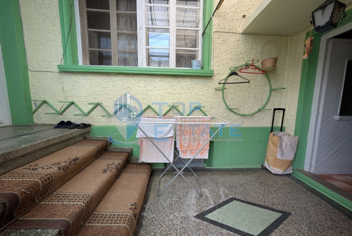 Две къщи, лятна кухня и гараж с голям двор в град Горна Оряховица - 0