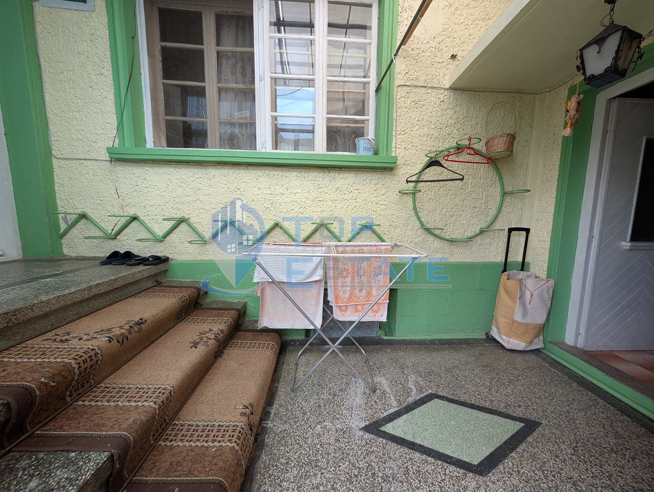 Две къщи, лятна кухня и гараж с голям двор в град Горна Оряховица - 0