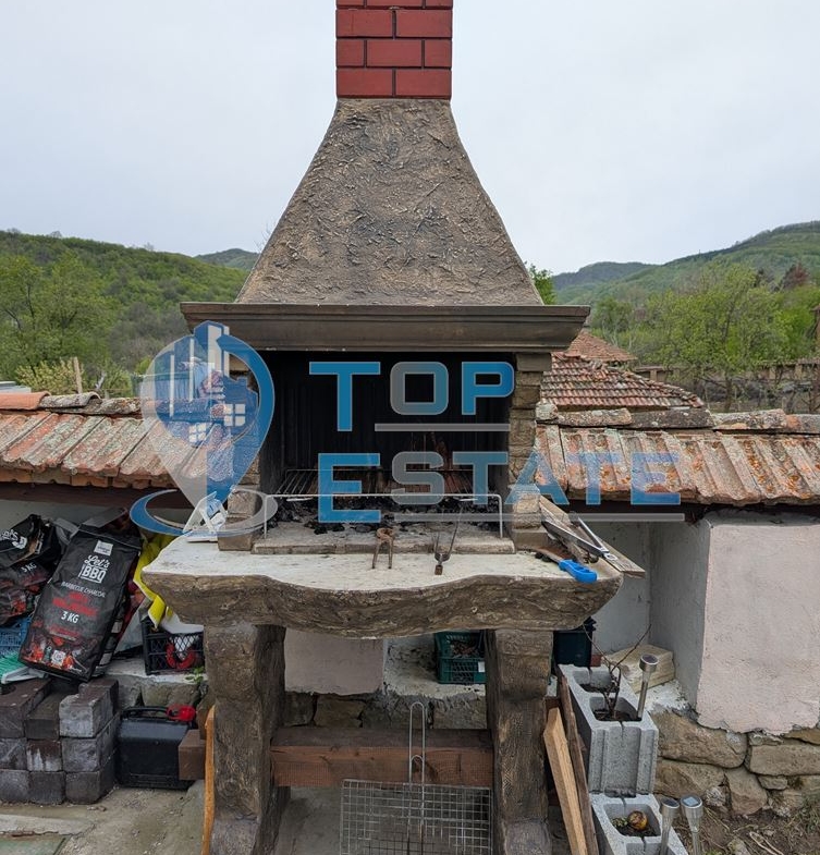 Едноетажна реновирана къща с голям двор в село Сливовица - 0