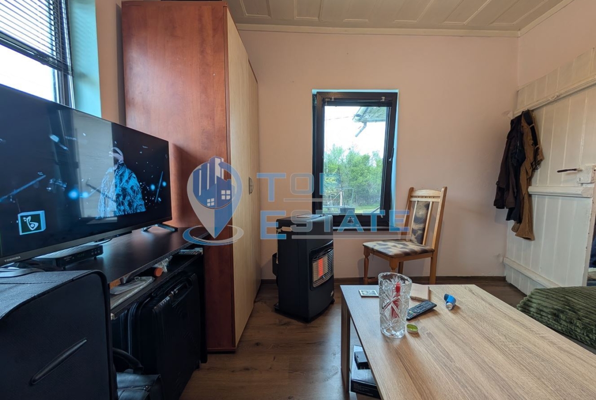 Едноетажна реновирана къща с голям двор в село Сливовица - 0