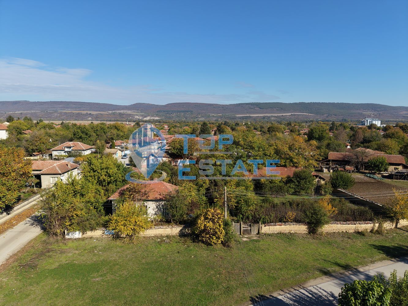 Тухлена къща с голям двор и стопански постройки на централна улица в село Върбица, област Велико Търново-0 Тухлена къща с голям двор и стопански постройки на централна улица в село Върбица, област Велико Търново - 0