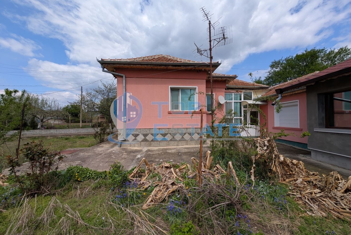 Две къщи, лятна кухня и гараж с голям двор в град Горна Оряховица - 0