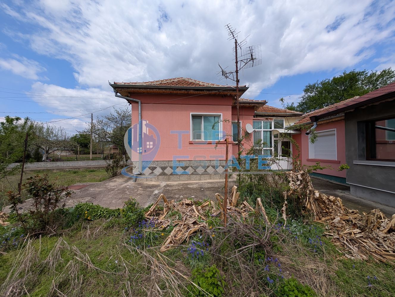 Две къщи, лятна кухня и гараж с голям двор в град Горна Оряховица - 0