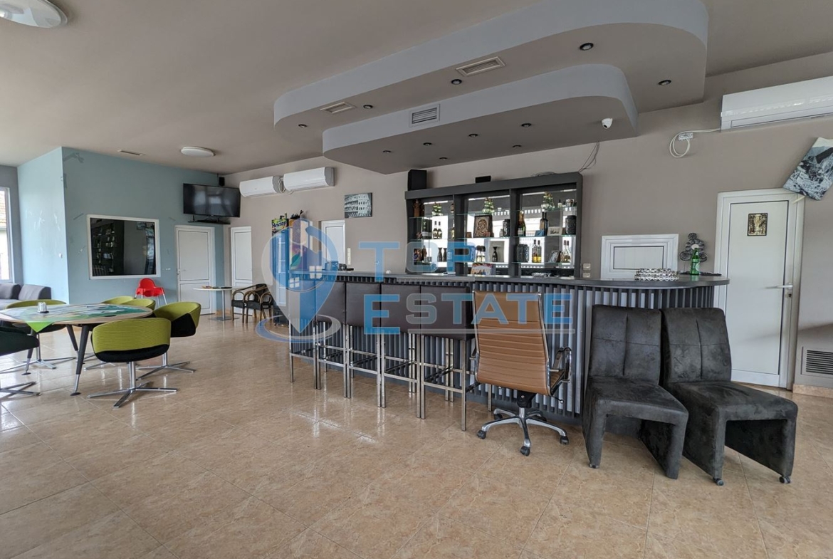 Търговска сграда на два етажа в центъра на град Златарица - 0