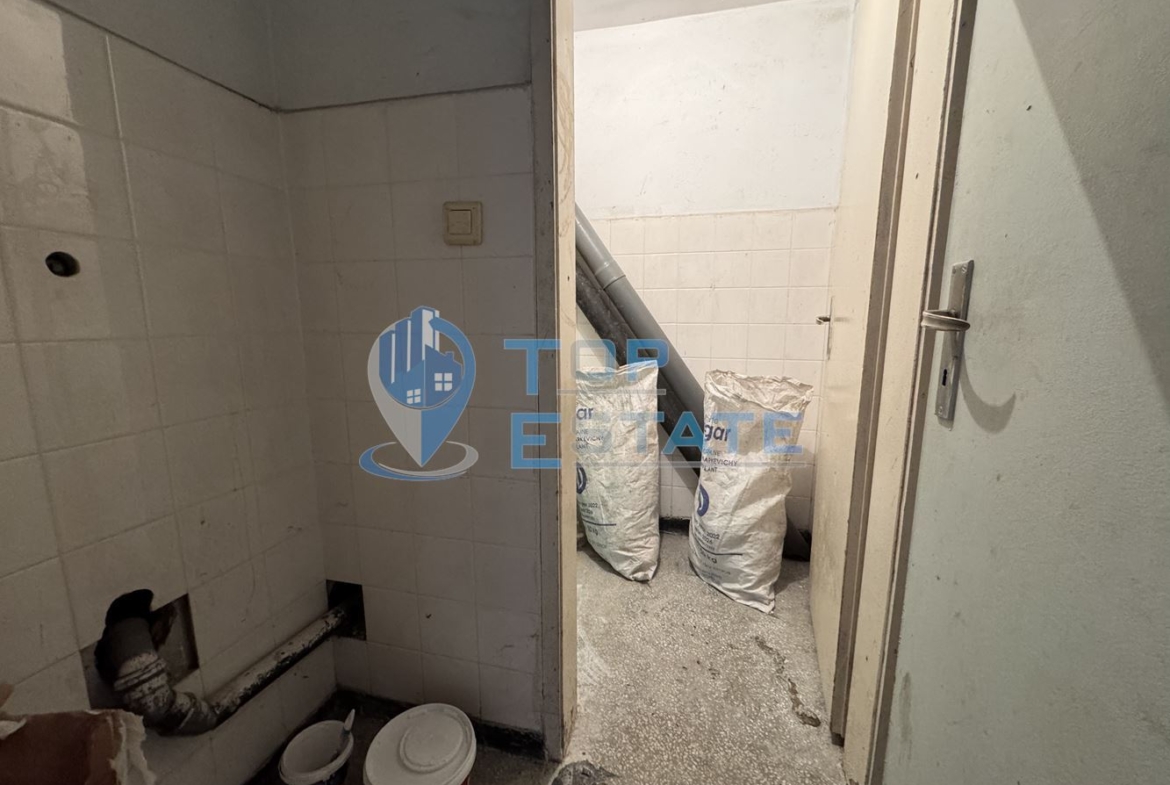 Просторно южно търговско помещение в центъра на град Велико Търново - 0