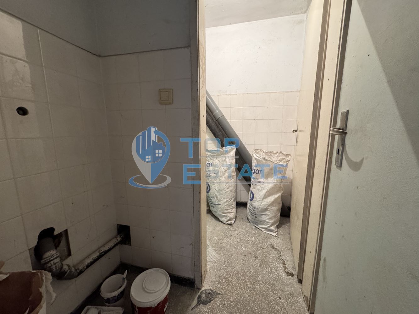 Просторно южно търговско помещение в центъра на град Велико Търново-0 Просторно южно търговско помещение в центъра на град Велико Търново - 0