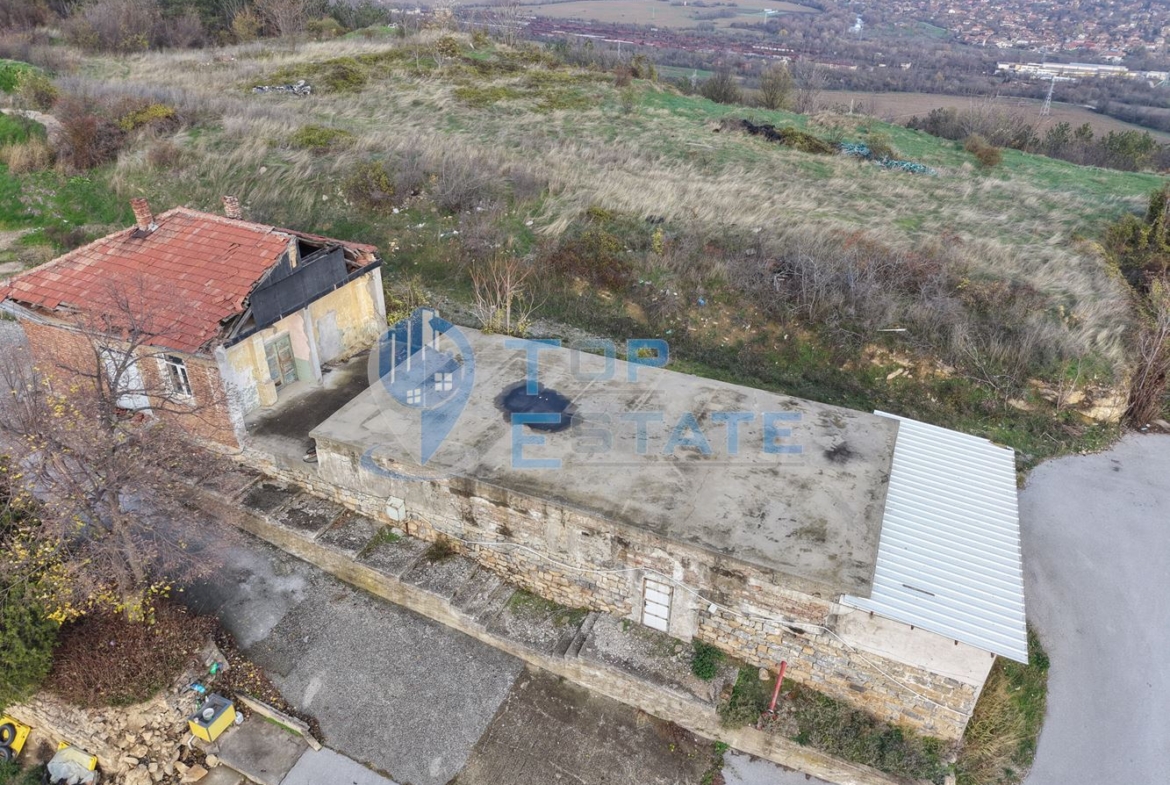 Инвестиционен промишлен имот с 2400 кв. м застроена площ и парцел с площ 20 дка - 0