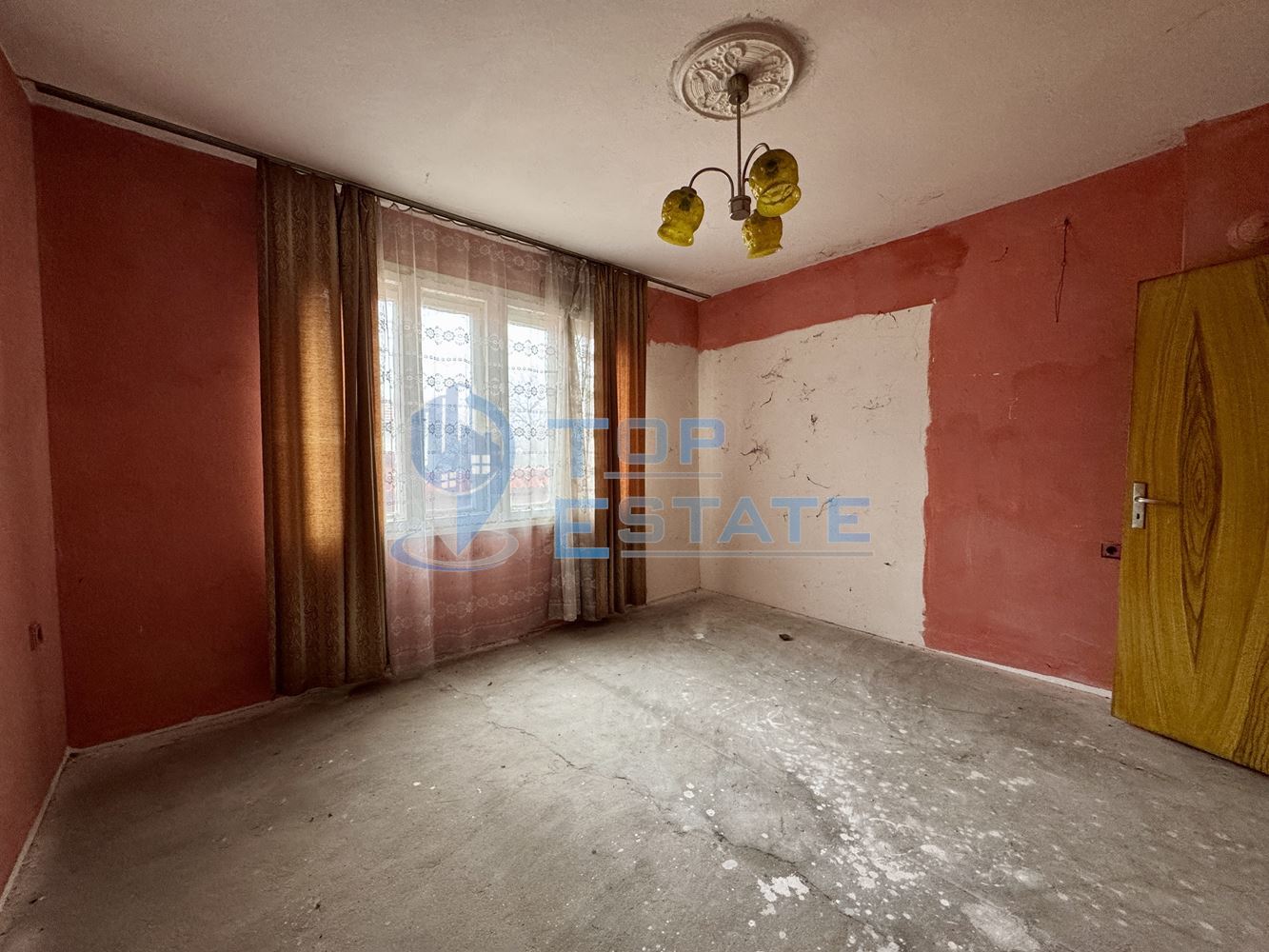 Етаж от къща с гараж в град Павликени, област Велико Търново - 0