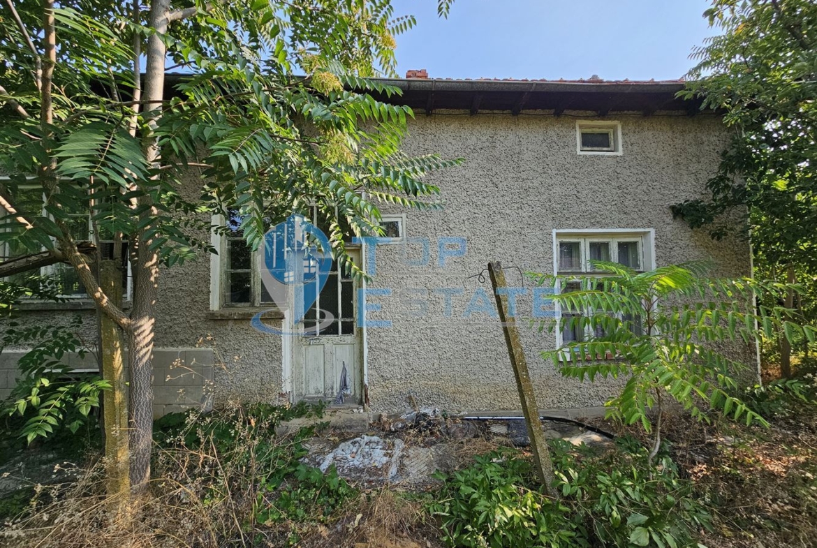 Тухлена къща с голям двор и стопански постройки на централна улица в село Върбица, област Велико Търново - 0