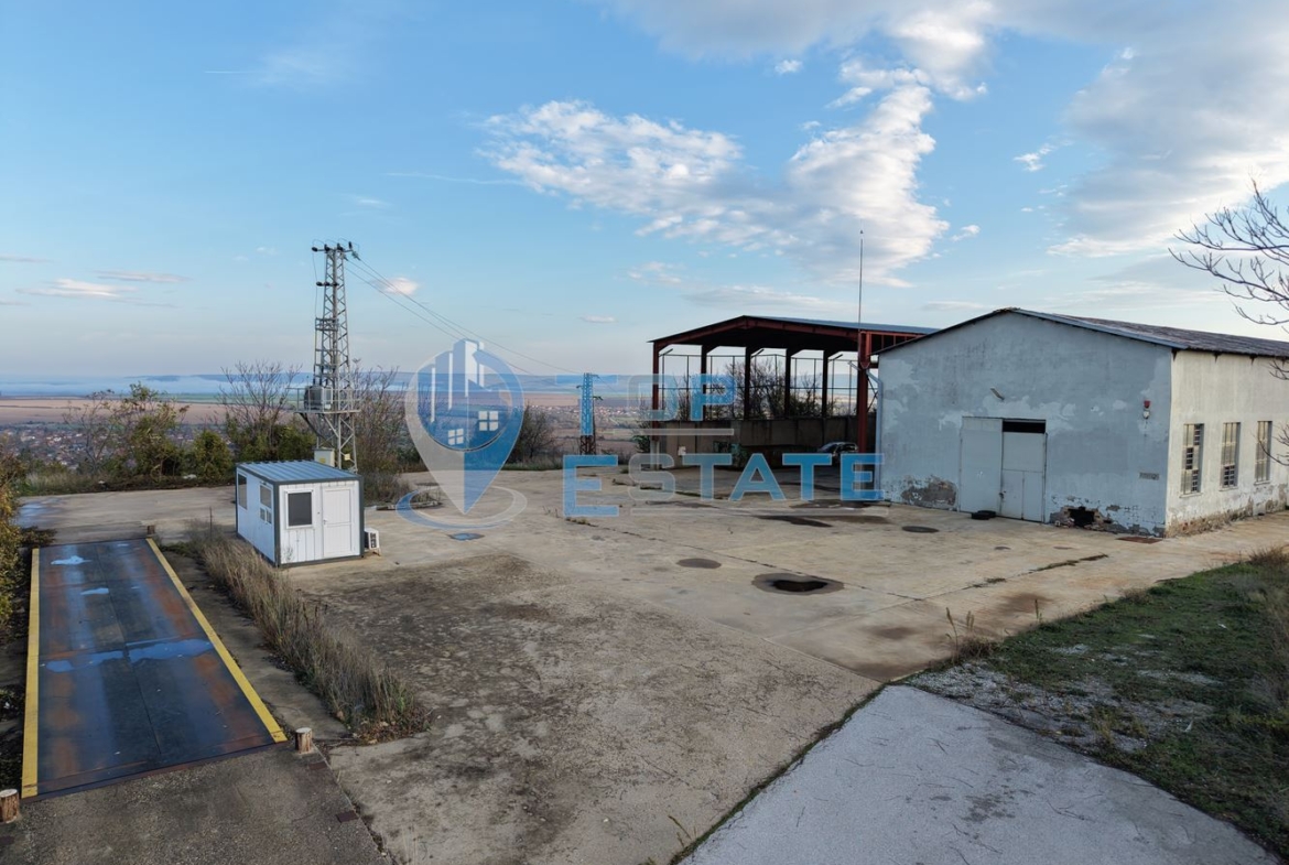 Инвестиционен промишлен имот с 2400 кв. м застроена площ и парцел с площ 20 дка - 0