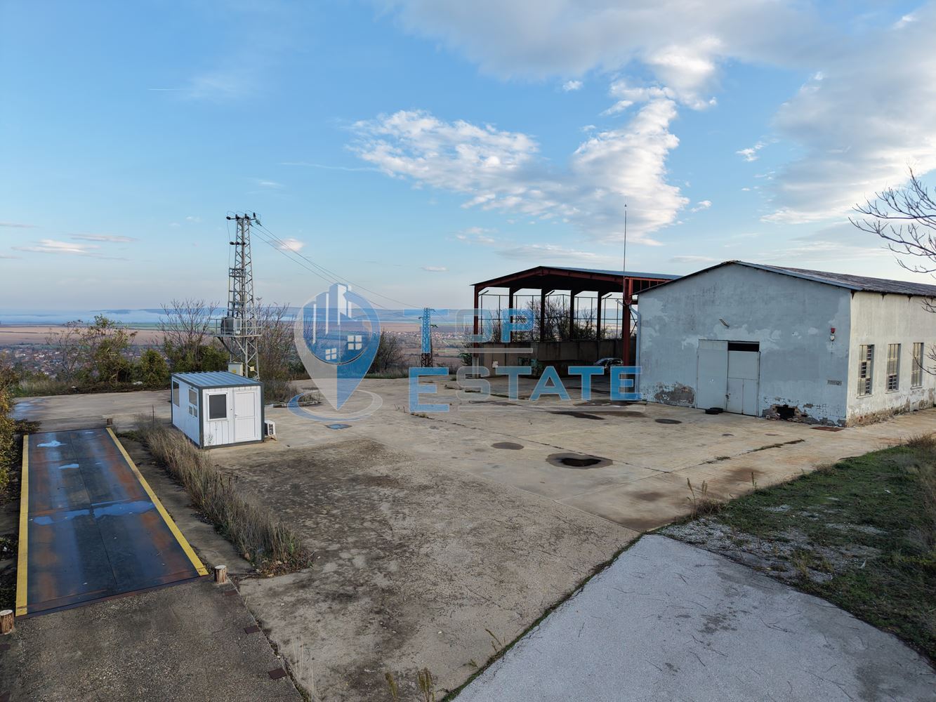 Инвестиционен промишлен имот с 2400 кв. м застроена площ и парцел с площ 20 дка - 0
