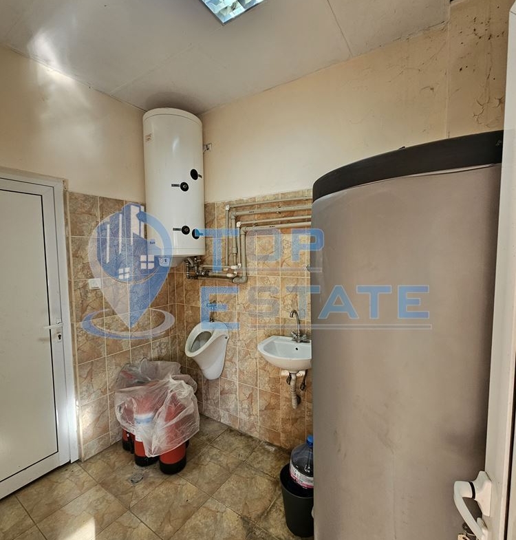 Инвестиционен промишлен имот с 2400 кв. м застроена площ и парцел с площ 20 дка - 0