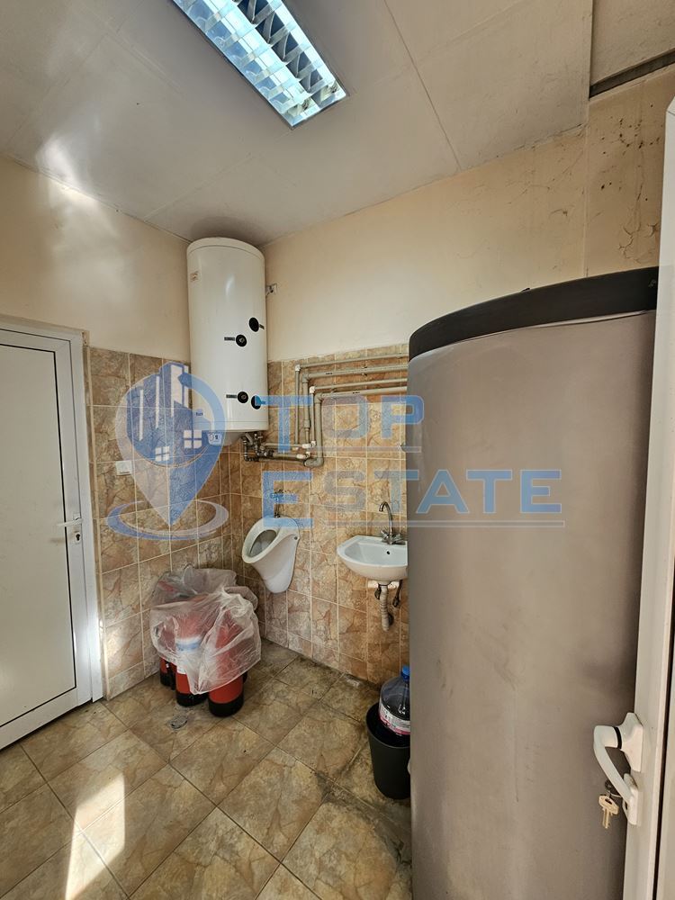 Инвестиционен промишлен имот с 2400 кв. м застроена площ и парцел с площ 20 дка - 0