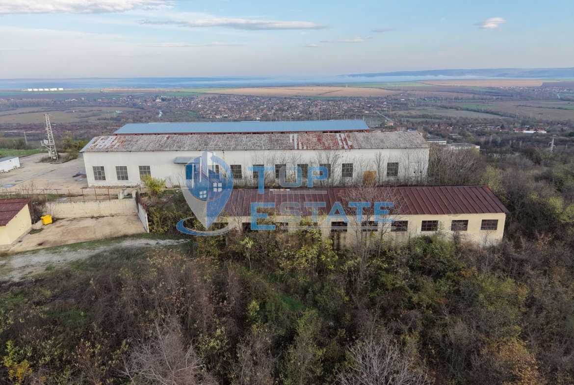 Инвестиционен промишлен имот с 2400 кв. м застроена площ и парцел с площ 20 дка - 0