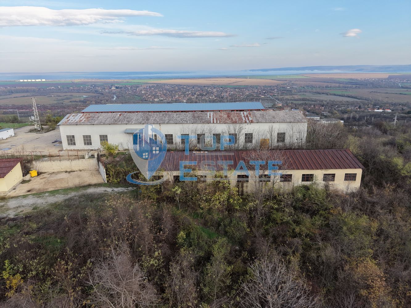 Инвестиционен промишлен имот с 2400 кв. м застроена площ и парцел с площ 20 дка - 0