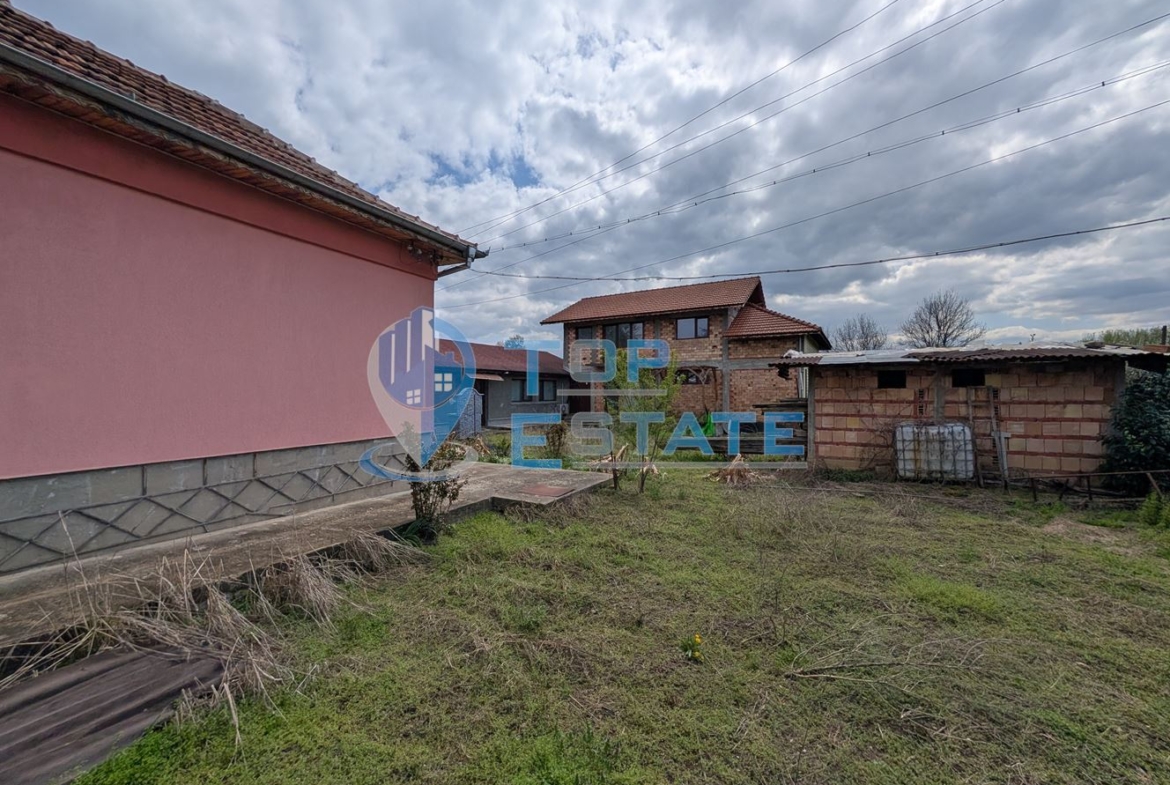 Две къщи, лятна кухня и гараж с голям двор в град Горна Оряховица - 0