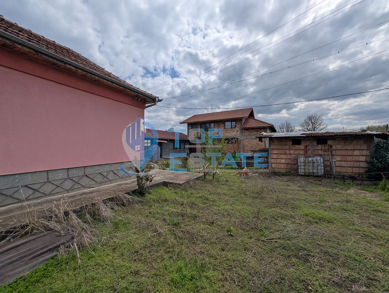 Две къщи, лятна кухня и гараж с голям двор в град Горна Оряховица - 0