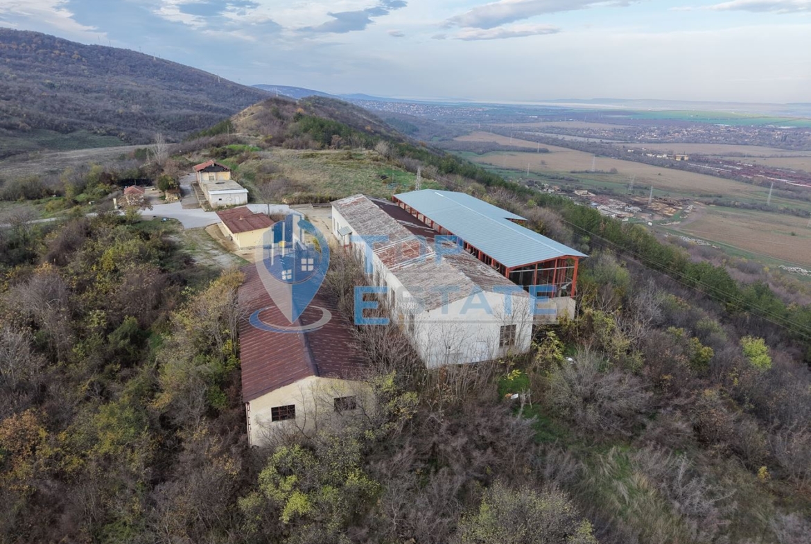 Инвестиционен промишлен имот с 2400 кв. м застроена площ и парцел с площ 20 дка - 0