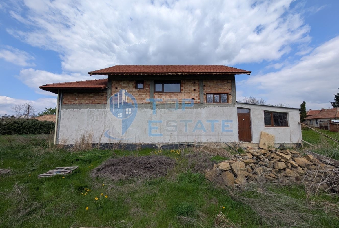 Две къщи, лятна кухня и гараж с голям двор в град Горна Оряховица - 0