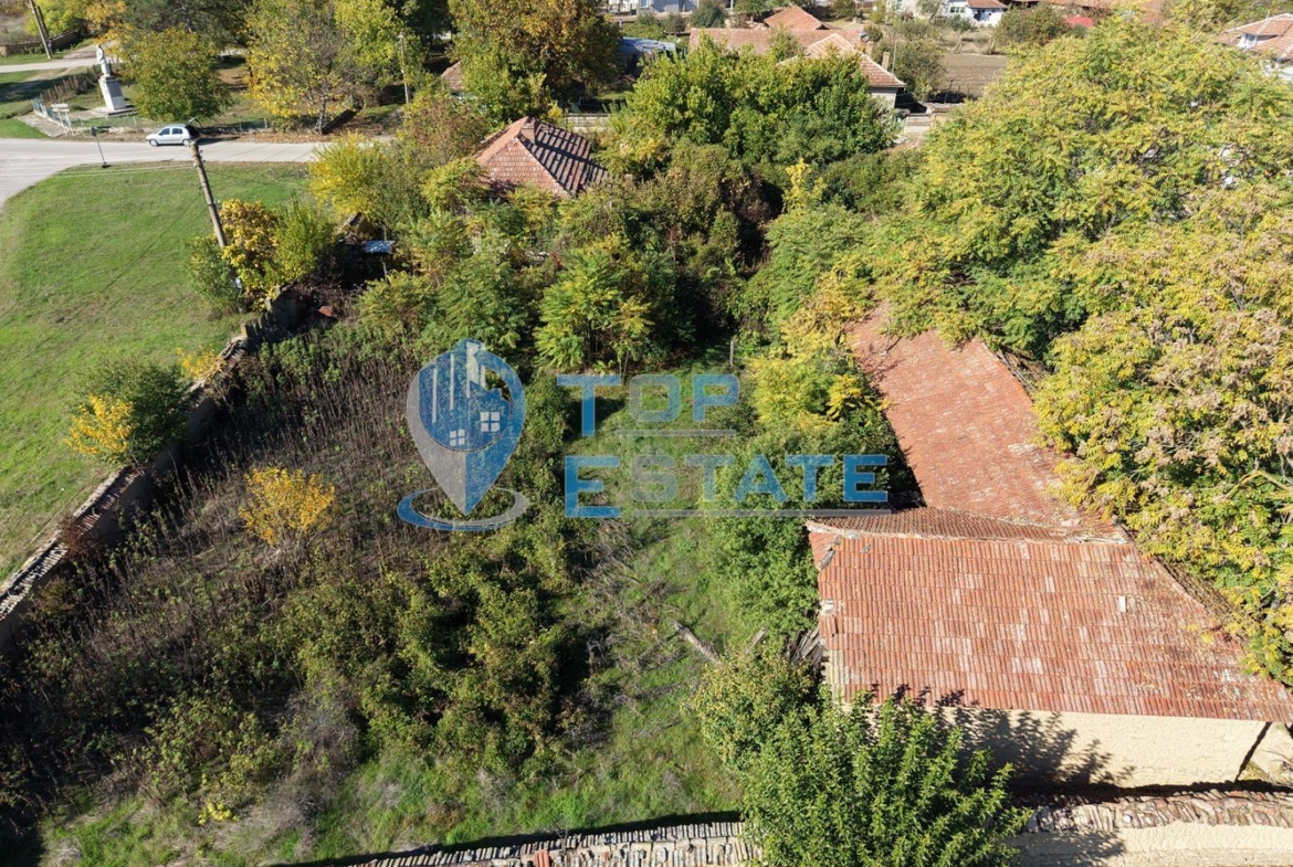 Тухлена къща с голям двор и стопански постройки на централна улица в село Върбица, област Велико Търново - 0