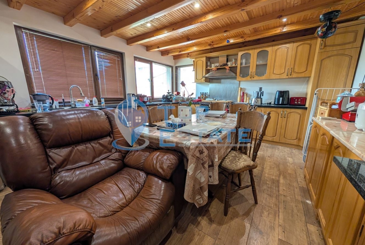 Две къщи, лятна кухня и гараж с голям двор в град Горна Оряховица - 0