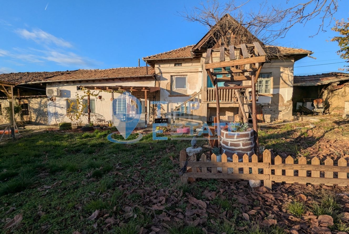 Ремонтирана къща с кладенец в село Поликраище, област Велико Търново - 0