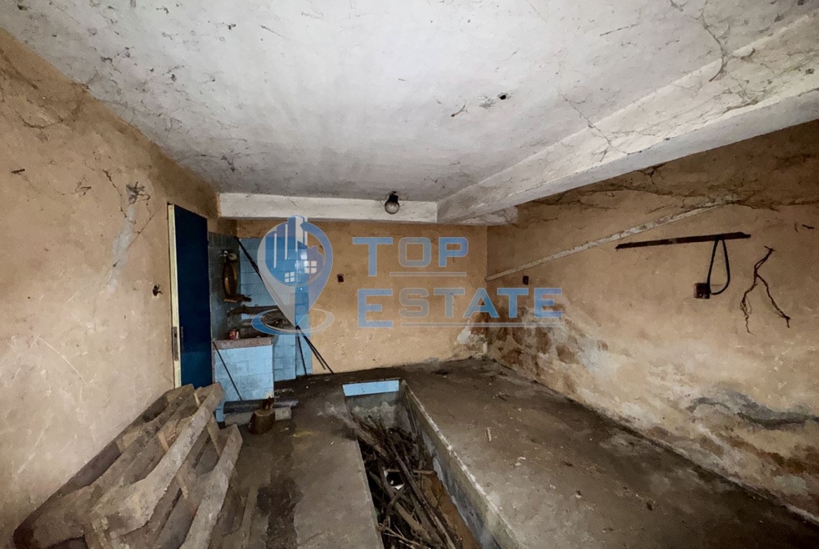 Етаж от къща с гараж в град Павликени, област Велико Търново - 0